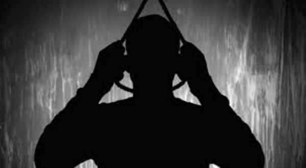 إب.. أنباء عن قيام طفلة بقتل نفسها بسلاح والدها في مديرية العدين