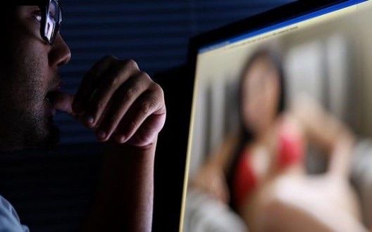 زوجة فنان شهير تتهمه بتصويرها في غرفة النوم