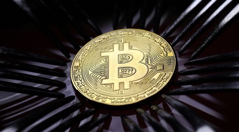 "بيتكوين" تسجل هبوطاً حاداً