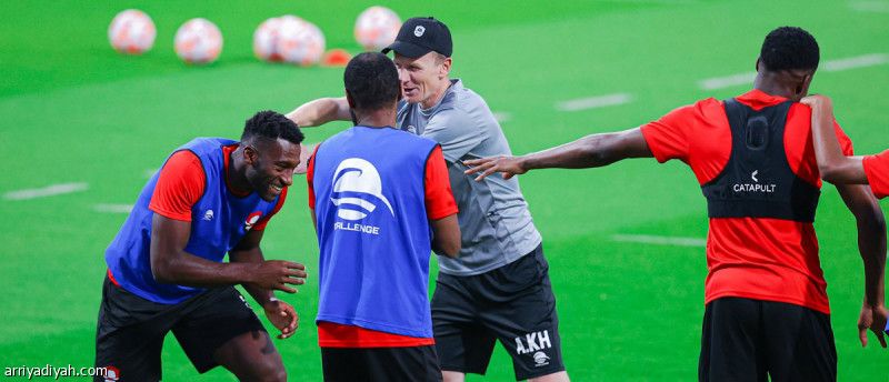 الرائد يؤخّر الأجنبي الثامن