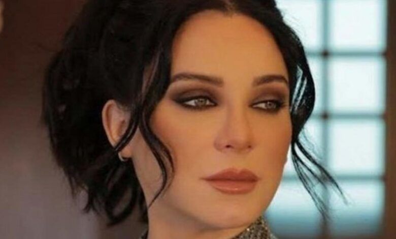 سلاف فواخرجي تلفت الأنظار بلا مكياج.. فكيف بدت؟ (صورة)