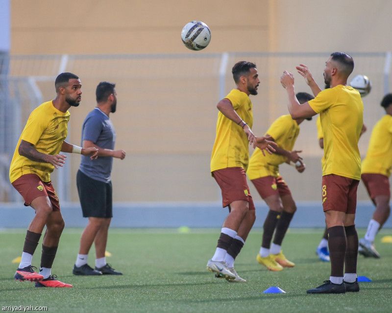 أحد يكثف الوسط ويفعّل الأطراف