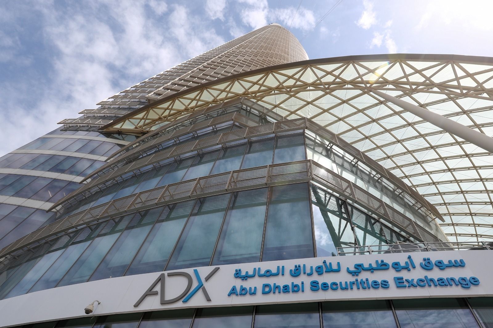 سوق أبوظبي يوفر بياناته فورياً للمستخدمين على «تواصل سوبر آب»