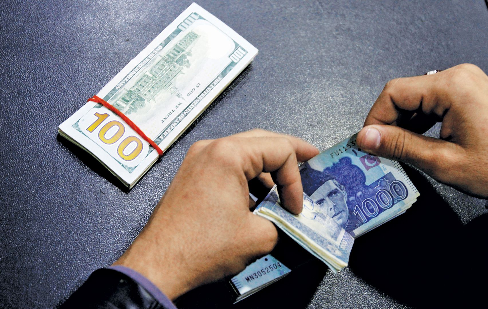 تراجع الروبية الباكستانية تهوي من جديد أمام الدولار