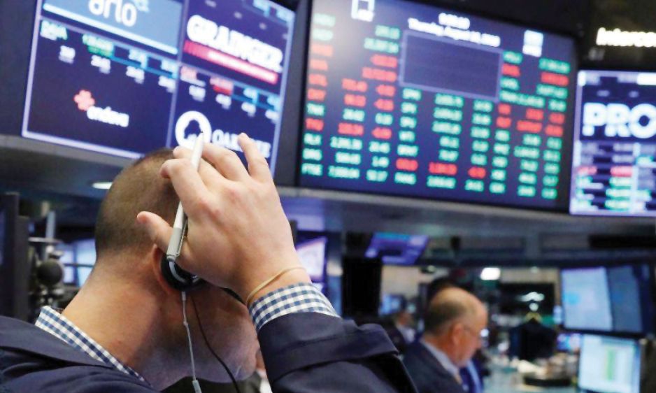 المفاجآت تتوالى.. «إس آند بي» تخفض تصنيف البنوك الأمريكية والأسهم تهوي