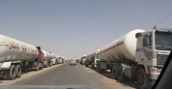 ميليشيا الحوثي تحتجز عشرات الشاحنات في "منفذ نهم" بصنعاء