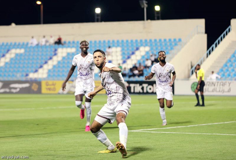 الجبلين يتخطى القيصومة