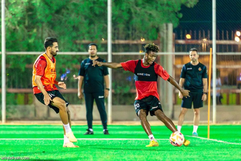 موسونا وآل عباس يحرسان مرمى الرياض