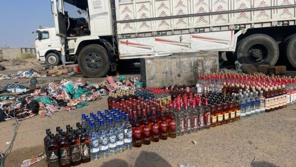 لحج.. حملة أمنية تداهم أماكن لصناعة وتخزين الخمور وتضبط مهربين ومطلوبين أمنيا برأس العارة