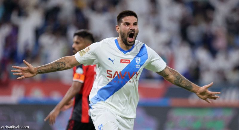 الهلال يستعيد توازنه برباعية الرائد