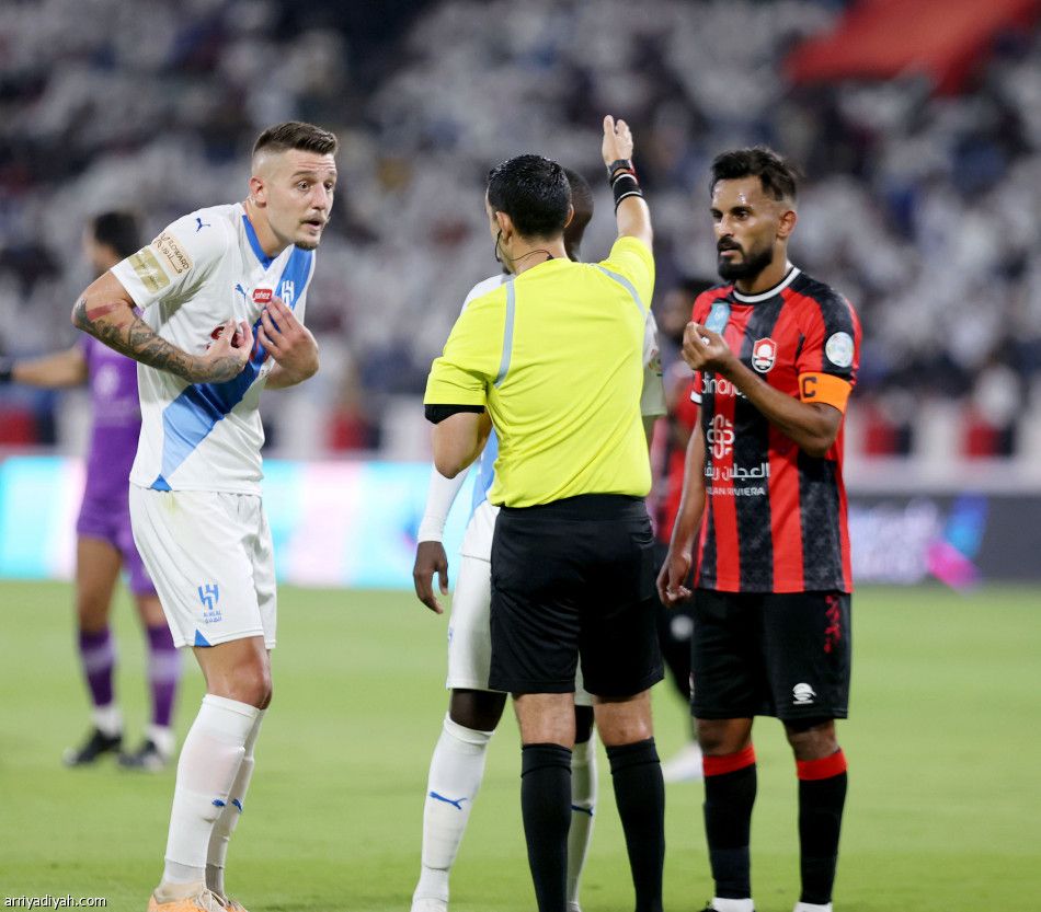 الرباعية والفوز 13 يستأنفان الاكتساح الأزرق