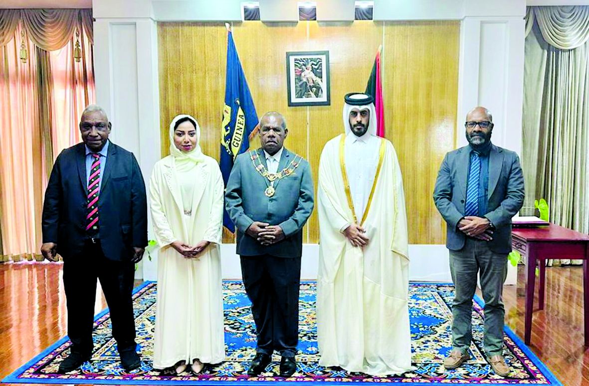 حاكم بابوا غينيا الجديدة يتسلم أوراق اعتماد سفيرنا