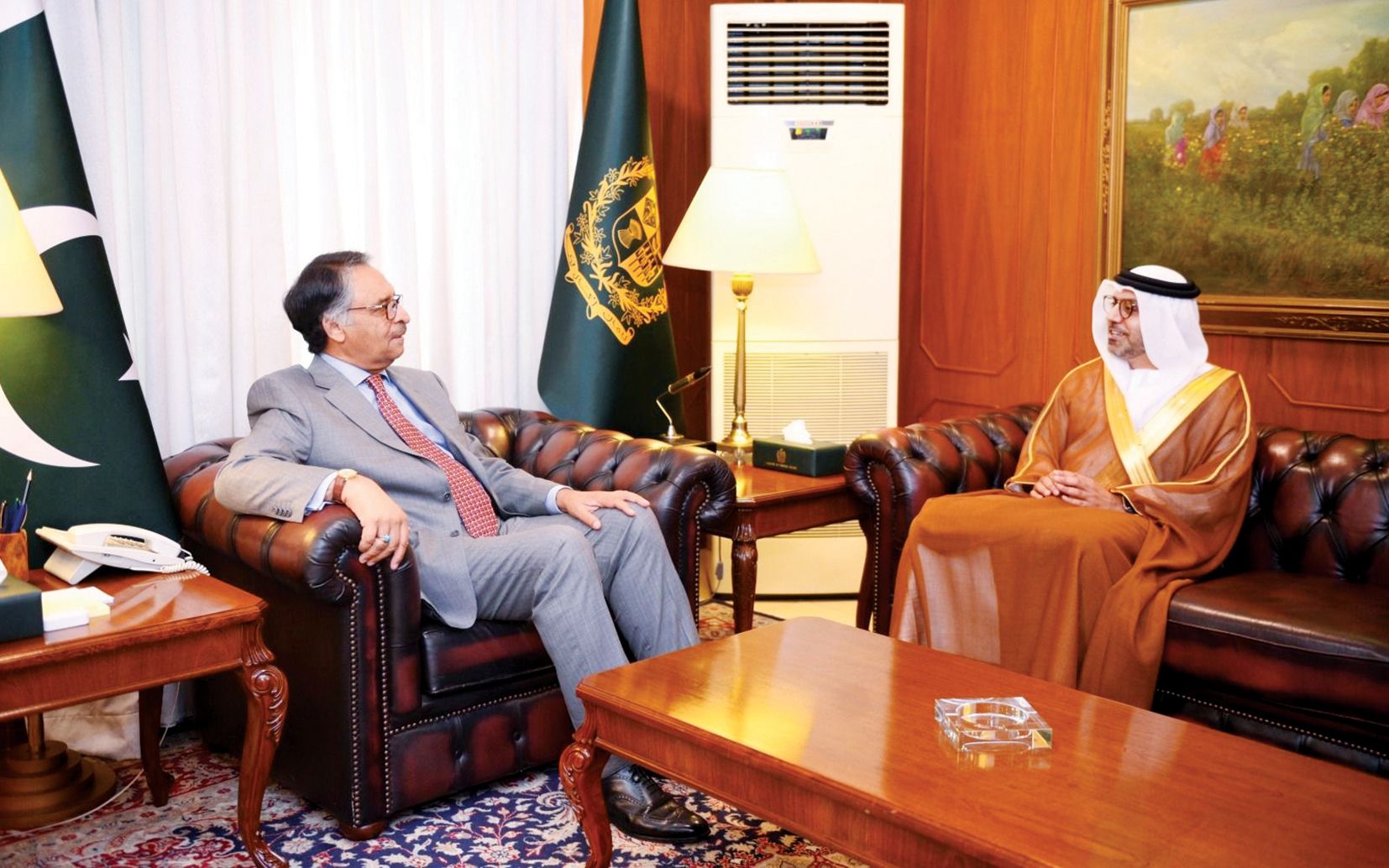 سفير الإمارات يلتقي وزير خارجية حكومة باكستان الانتقالية