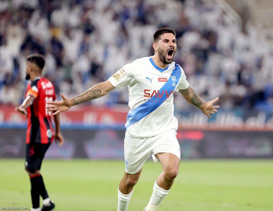 الرباعية والفوز 13 يستأنفان الاكتساح الأزرق