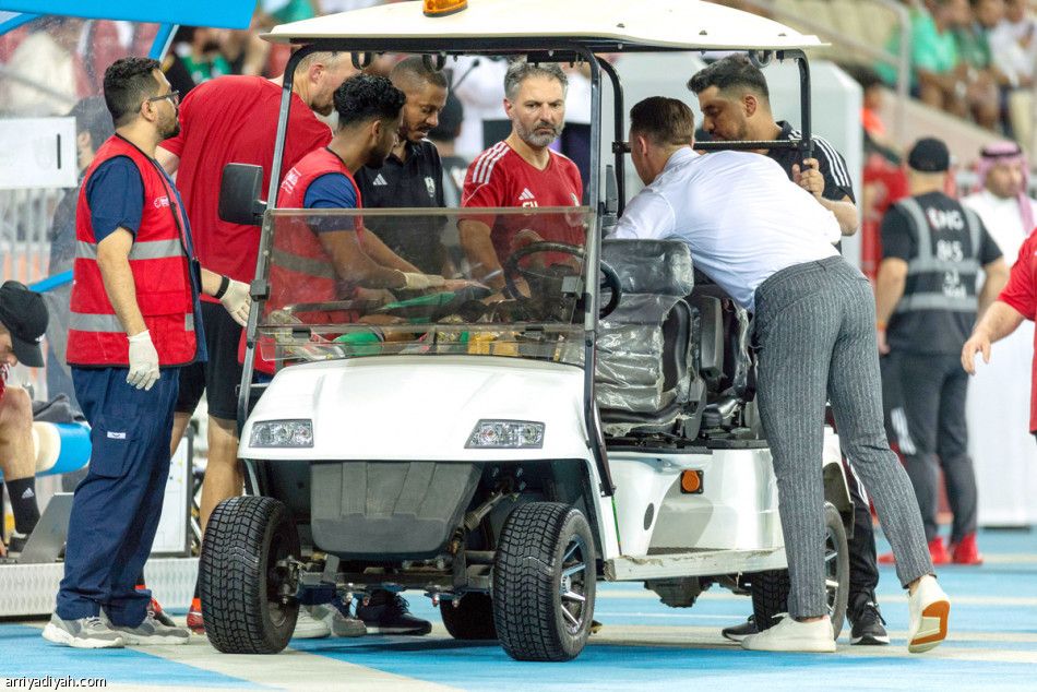 الأهلي يجدد أفراح 2011