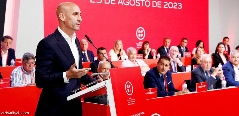 «فيفا» يعاقب روبياليس بالتجميد