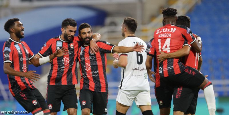 بثلاثية الرياض.. الرائد يخطف الانتصار الأول