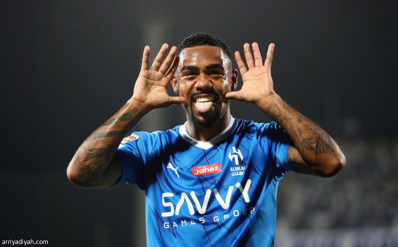 الأمواج الزرقاء تغرق النواخذة