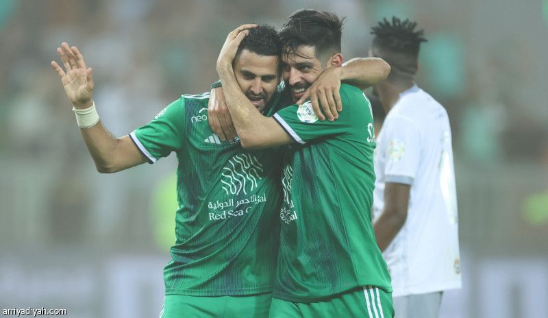 الأهلي يكسب الطائي بثنائية محرز وكيسيه