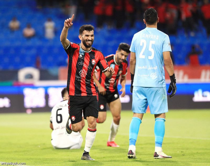 الرائد يجدد الثلاثيات بالرياض