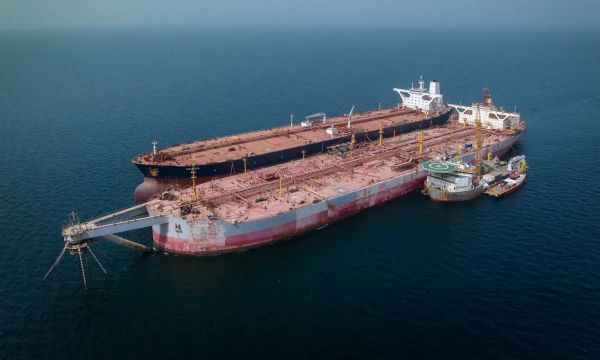 الغارديان تكتب عن: القصة الرائعة لكيفية تجنب كارثة ناقلة النفط في اليمن من خلال التمويل الجماعي