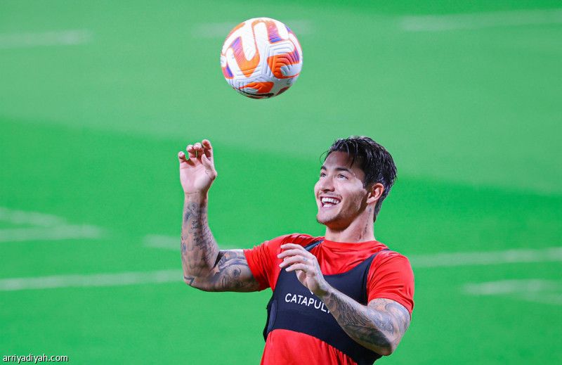 الرائد يعلن.. بطاقة نورمان وصلت