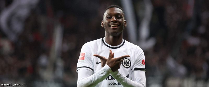 مواني يقاطع تدريبات آينتراخت.. ويطلب الرحيل إلى باريس سان جيرمان