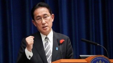 رئيس وزراء اليابان يتعهد بدعم المتضررين من حظر الصين لواردات بلاده من المأكولات البحرية