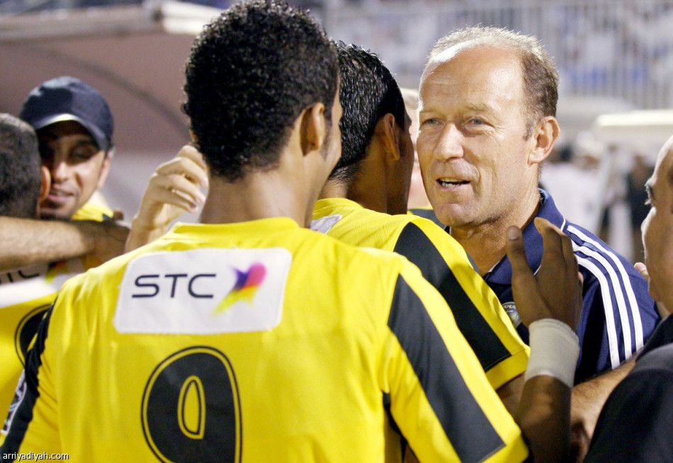 كلاسيكو ملعب عبد الله الفيصل.. خلع.. عراك.. وطرد