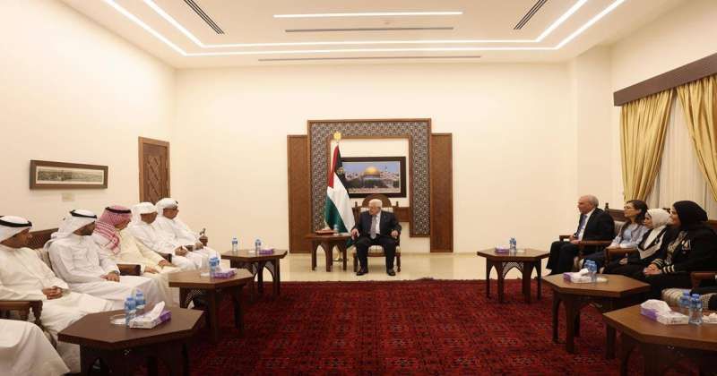 الرئيس الفلسطيني محمود عباس يلتقي الوفد الكويتي المكلف بالتعاقد مع معلمين فلسطينيين