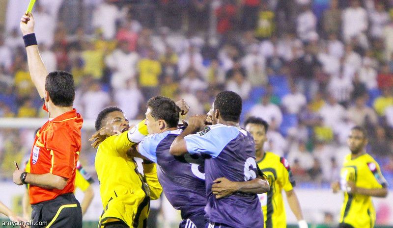 كلاسيكو ملعب عبد الله الفيصل.. خلع.. عراك.. وطرد