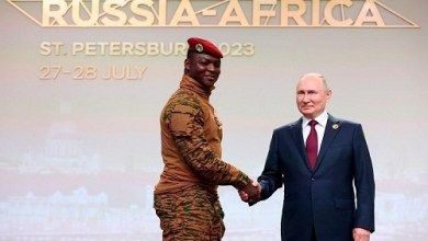 رئيس بوركينا فاسو المؤقت يبحث مع وفد روسي التعاون العسكري المحتمل