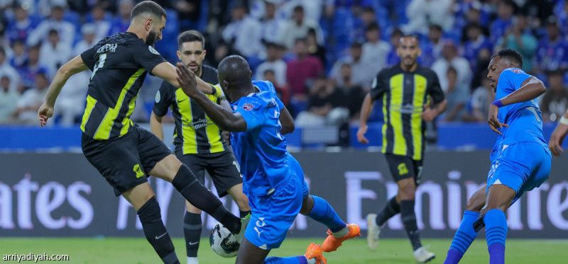 «عقدة» الهلال تهدد صدارة الاتحاد