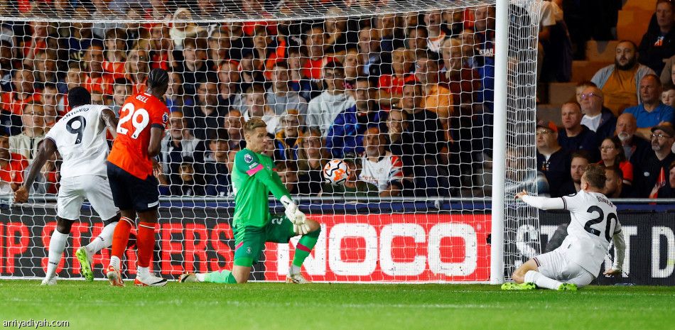 ويست هام يتصدر مؤقتا بثنائية لوتون تاون