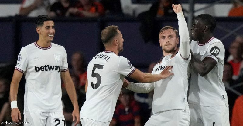 ويست هام يتصدر مؤقتا بثنائية لوتون تاون