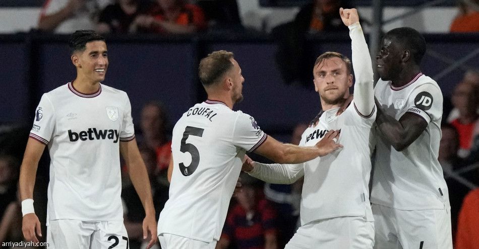 ويست هام يتصدر مؤقتا بثنائية لوتون تاون