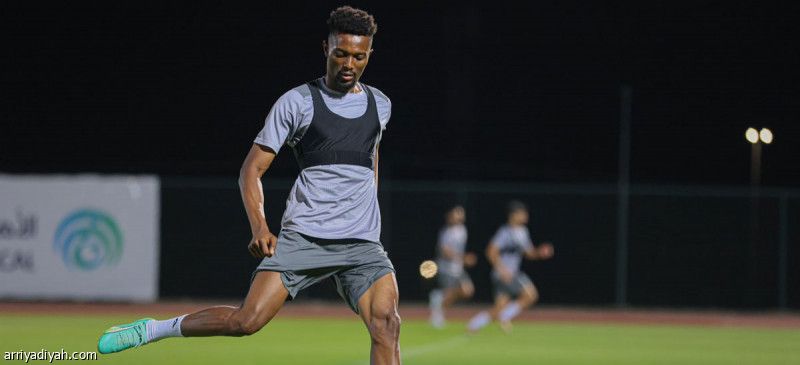 الطائي يريح مينساه أسبوعين