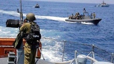 بحرية الاحتلال الإسرائيلي تستهدف الصيادين في بحر غزة وتعتقل ثلاثة بالضفة