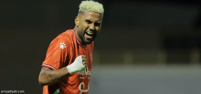 يلو.. «هاتريك» مورالها يقود العربي إلى الصدارة