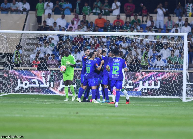 الفتح يتلاعب بالأهلي.. ويهدي الهلال الصدارة