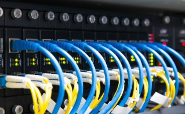 عدن.. مؤسسة الاتصالات تعلن عودة خدمة الإنترنت لوضعها الطبيعي بعد إصلاح كابل الألياف الضوئية