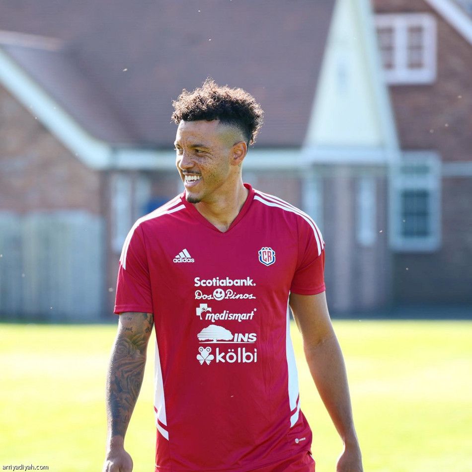 3 كوستاريكيين يلازمون إنجلترا