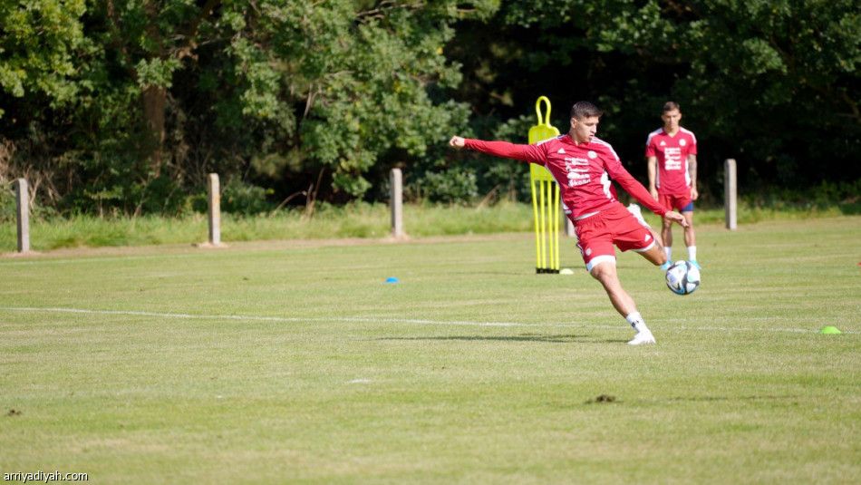 3 كوستاريكيين يلازمون إنجلترا