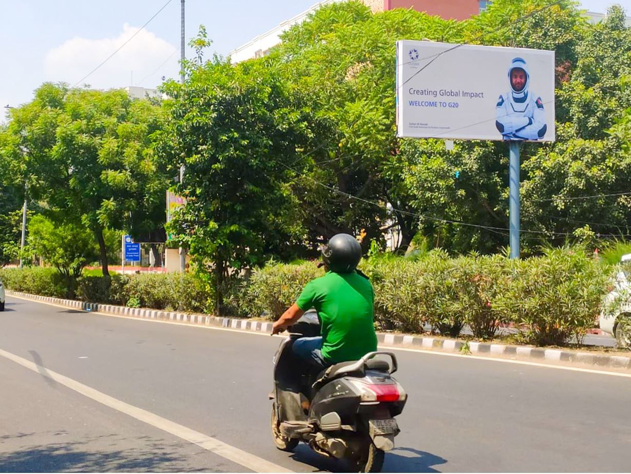 صور رائد الفضاء الإماراتي سلطان النيادي تزين شوارع نيودلهي قبل قمة مجموعة العشرين