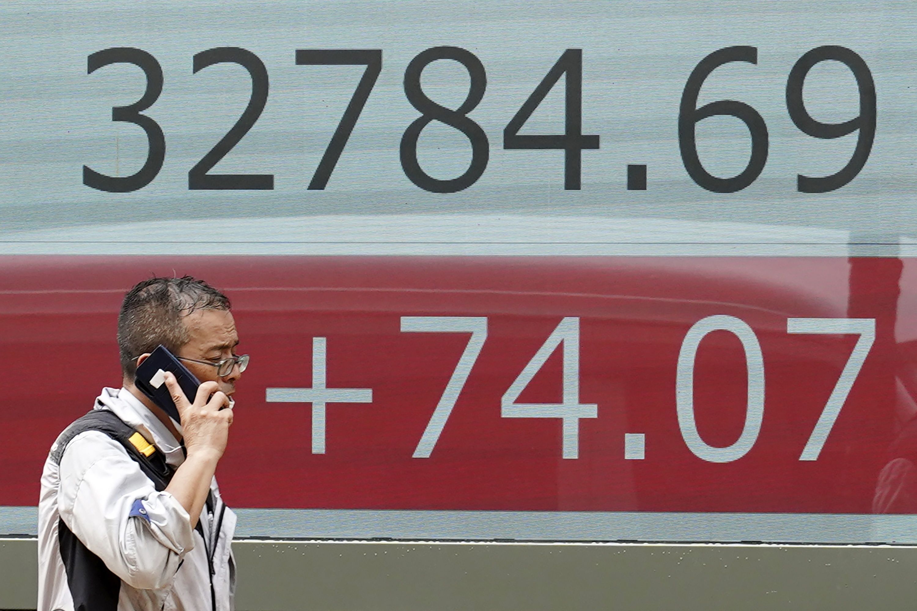 أسهم التكنولوجيا تتلاعب بالأسواق اليابانية بعد حظر آيفون