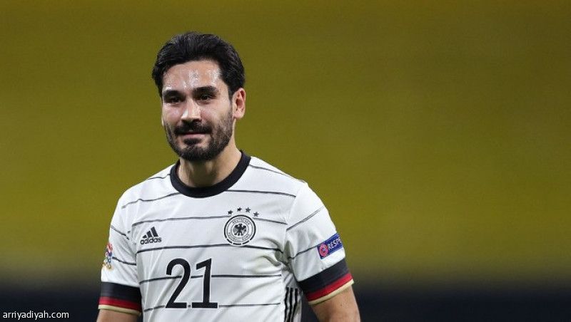 جوندوجان يرتدي شارة قيادة المنتخب الألماني