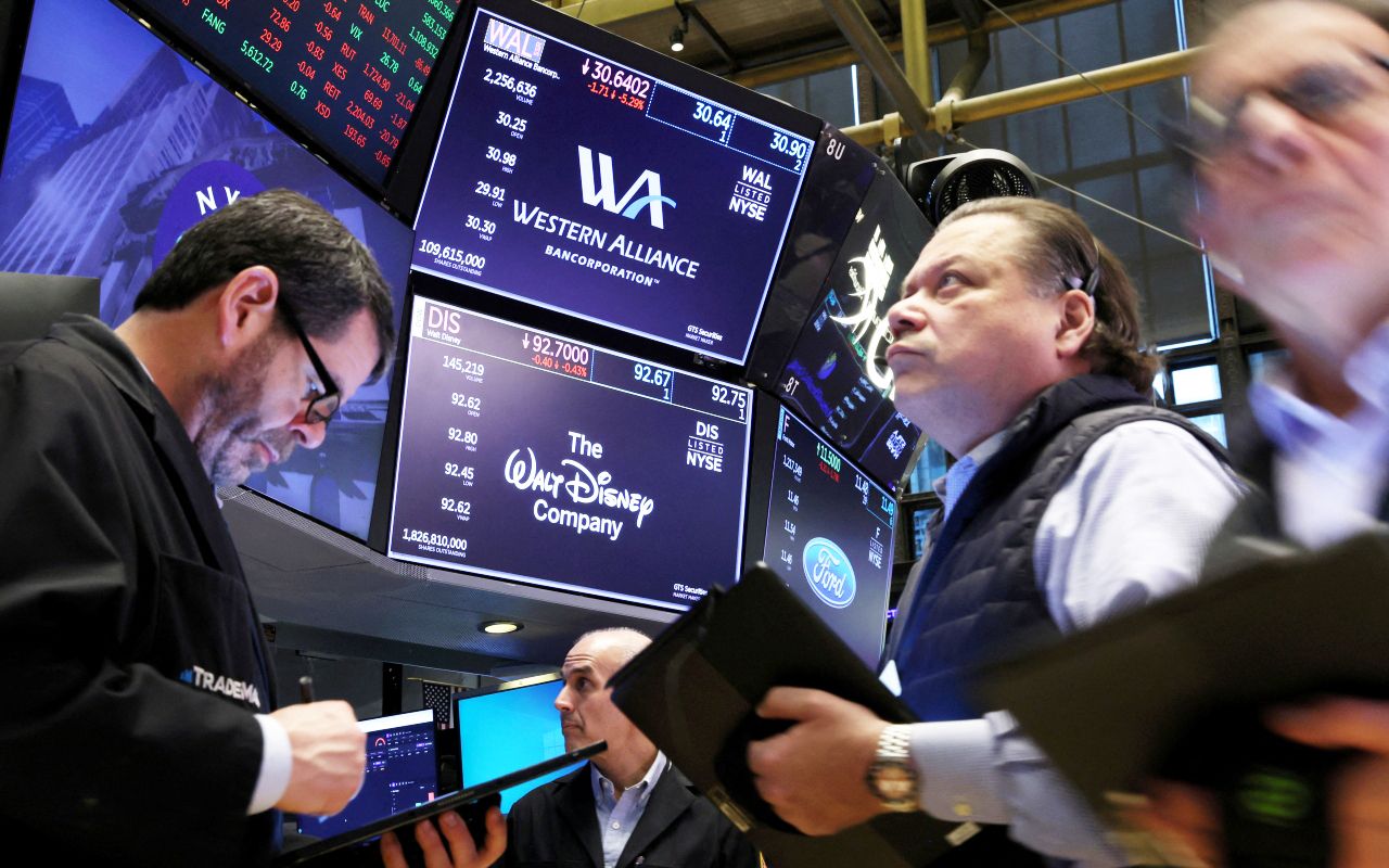 تأرجح الأسهم العالمية والأنظار على الفائدة الأمريكية