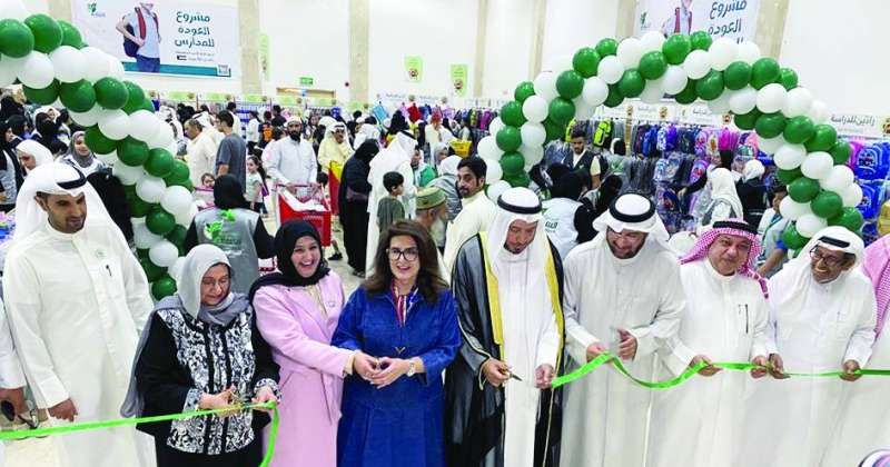 المعتوق والعون خلال قص شريط افتتاح المعرض