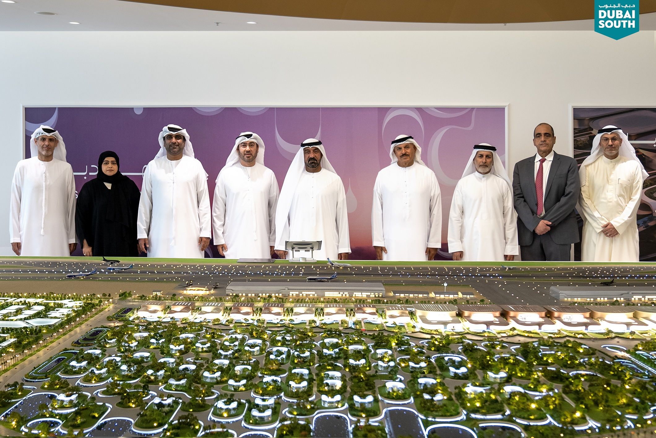 أحمد بن سعيد يتابع تطورات مشاريع دبي الجنوب