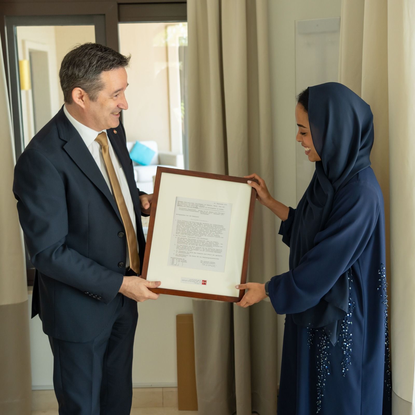 العلم السويسري يضيء برج خليفة احتفاءً بـ 50 عاماً من العلاقات الدبلوماسية بين الإمارات وسويسرا